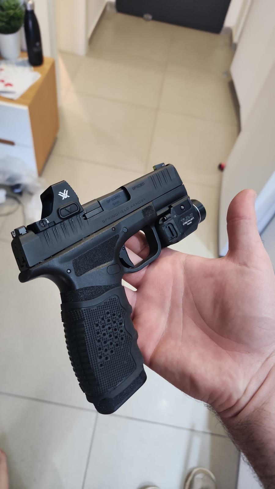Springfield Hellcat Pro במצב מצויין עם 3 מחסניות אפשרות לכוונת ותוספות  2