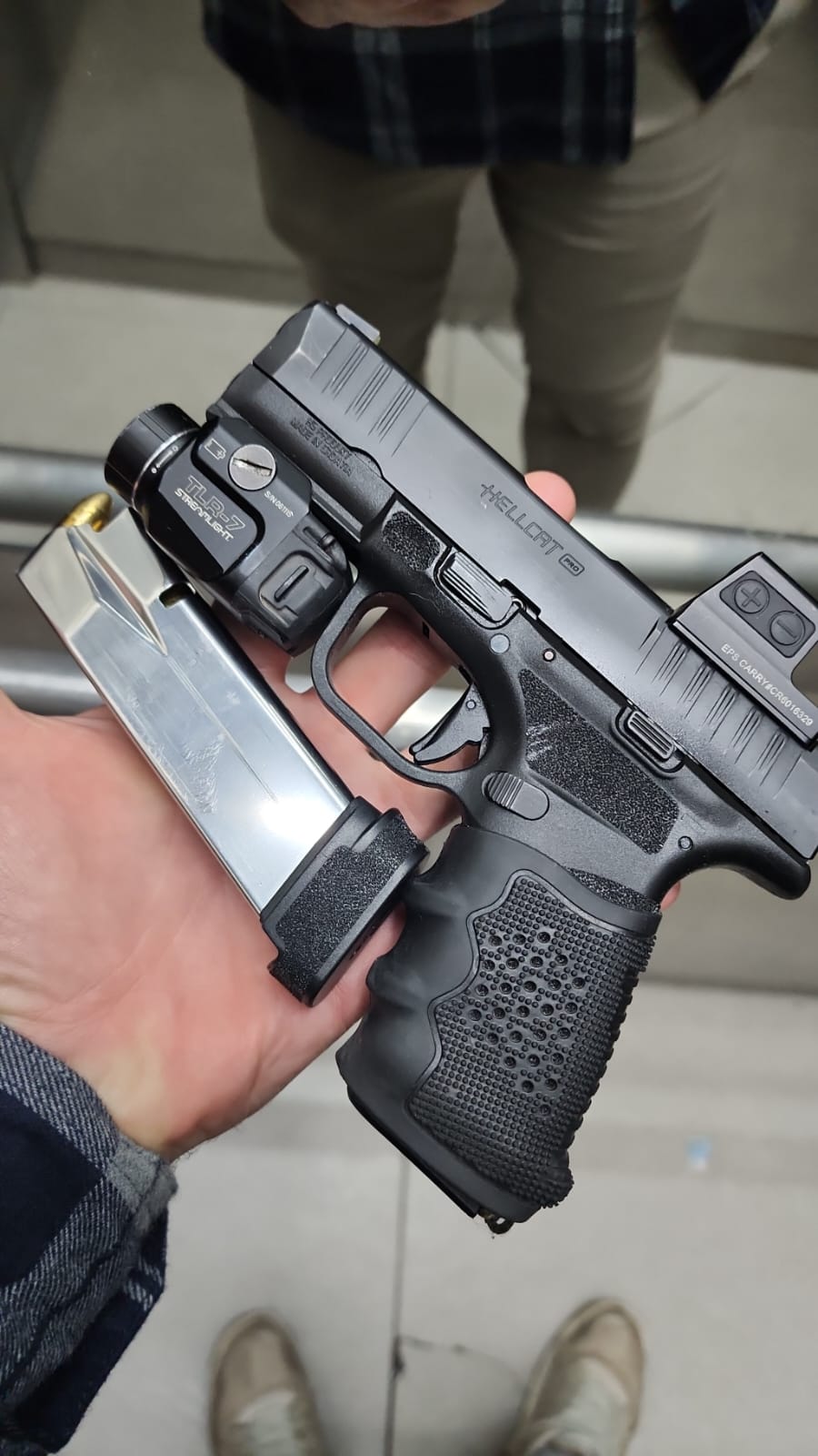 Springfield Hellcat Pro במצב מצויין עם 3 מחסניות אפשרות לכוונת ותוספות 