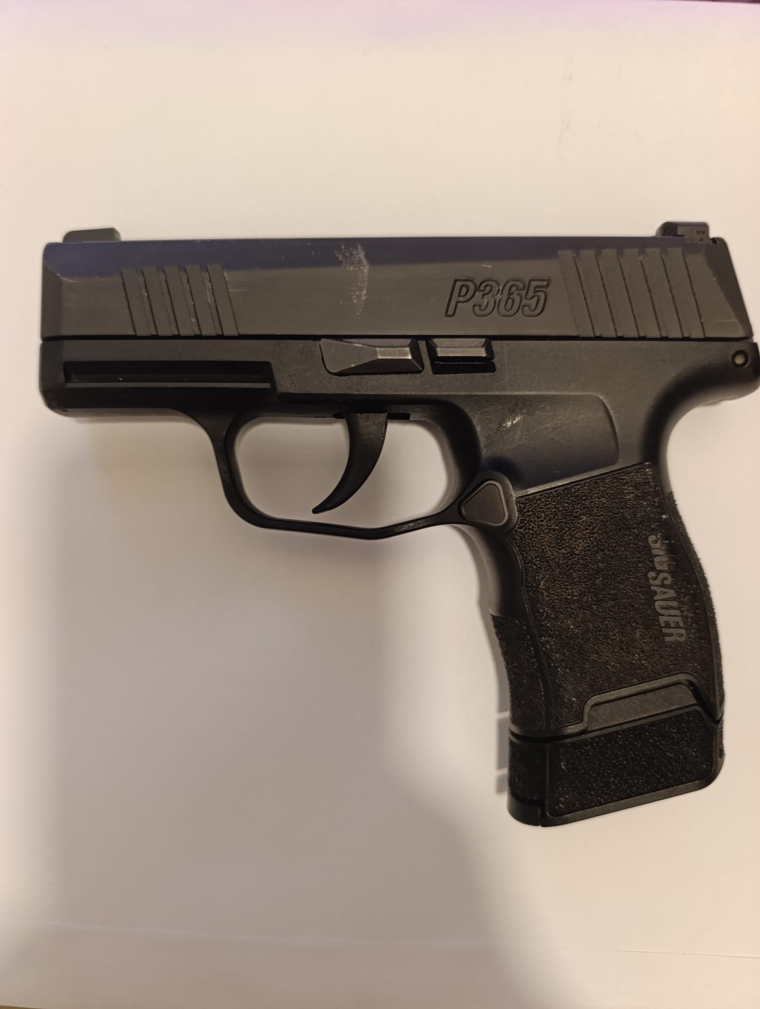 זיג זאוור P365 במצב מצויין עם 4 מחסניות ו3 פונדות 4