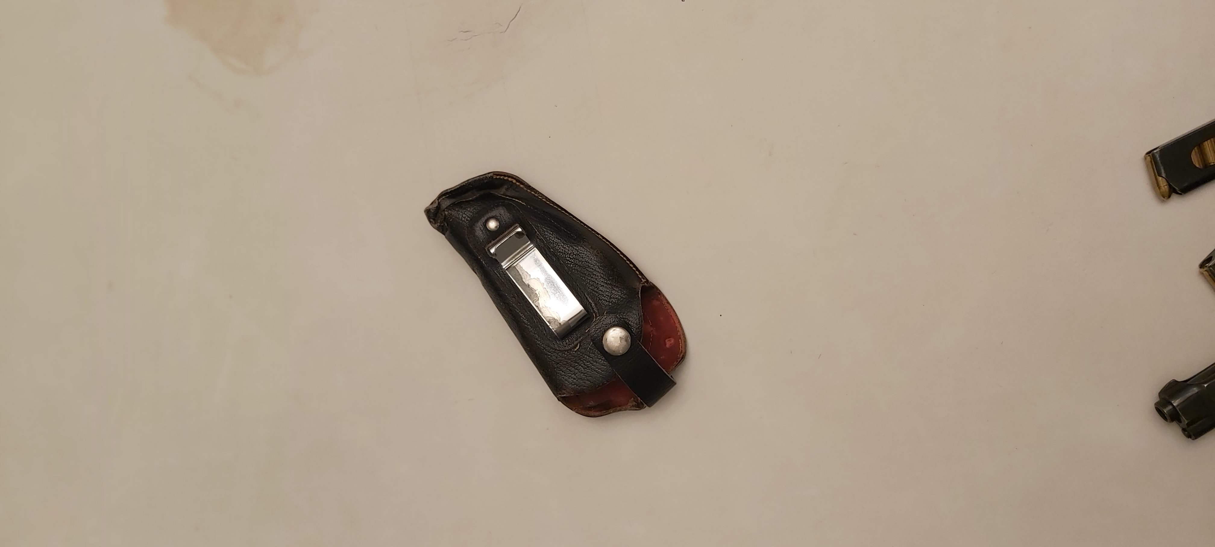 אקדח 'ברטה' עם נרתיק ושתי מחסניות 3