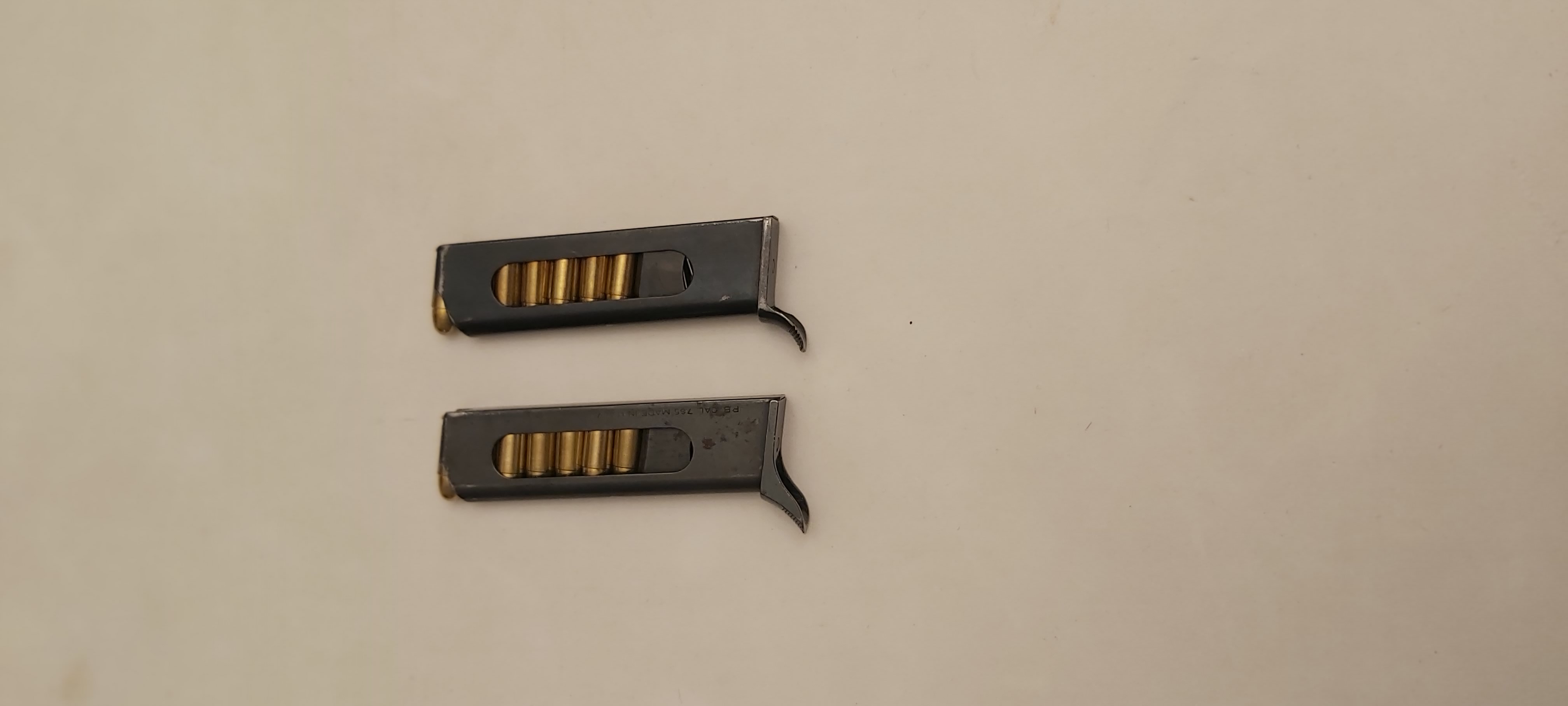 אקדח 'ברטה' עם נרתיק ושתי מחסניות 4