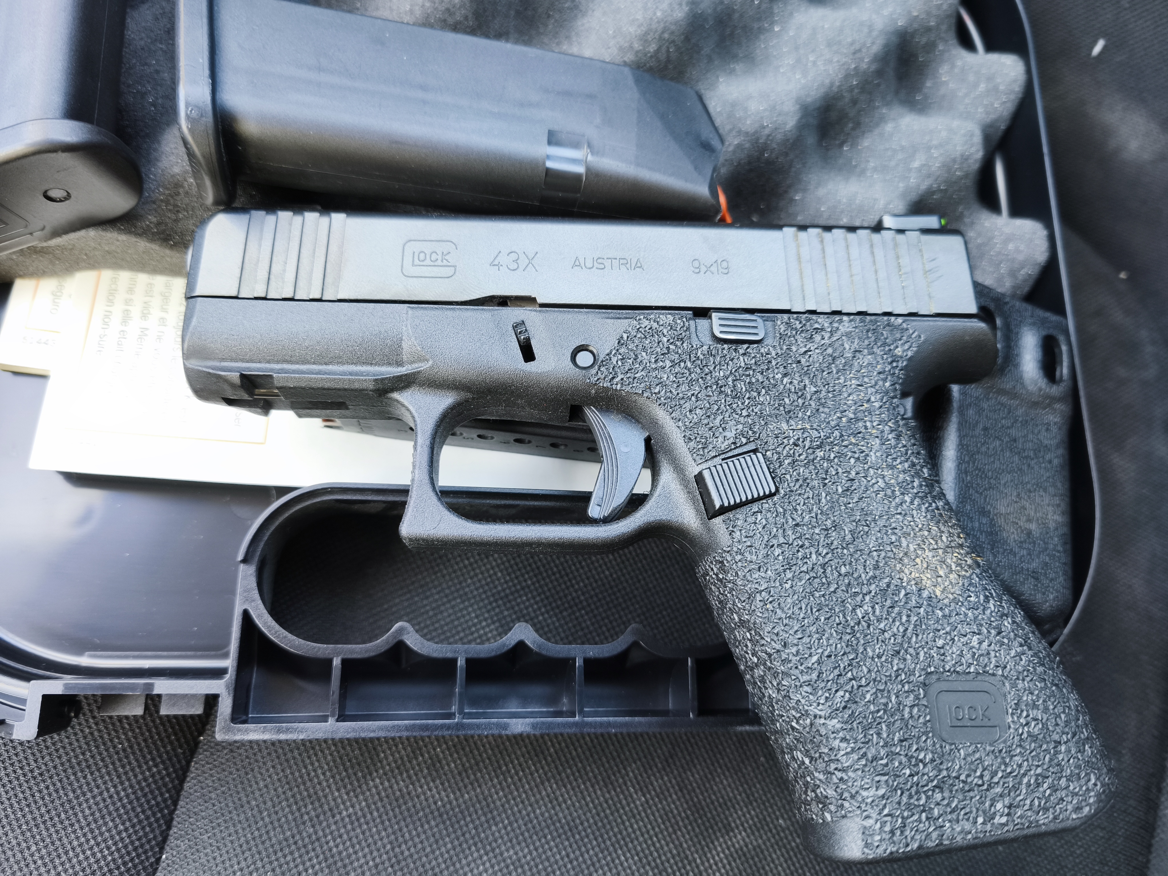 Glock 43x עם שלוש מחסניות של עשרה כדורים