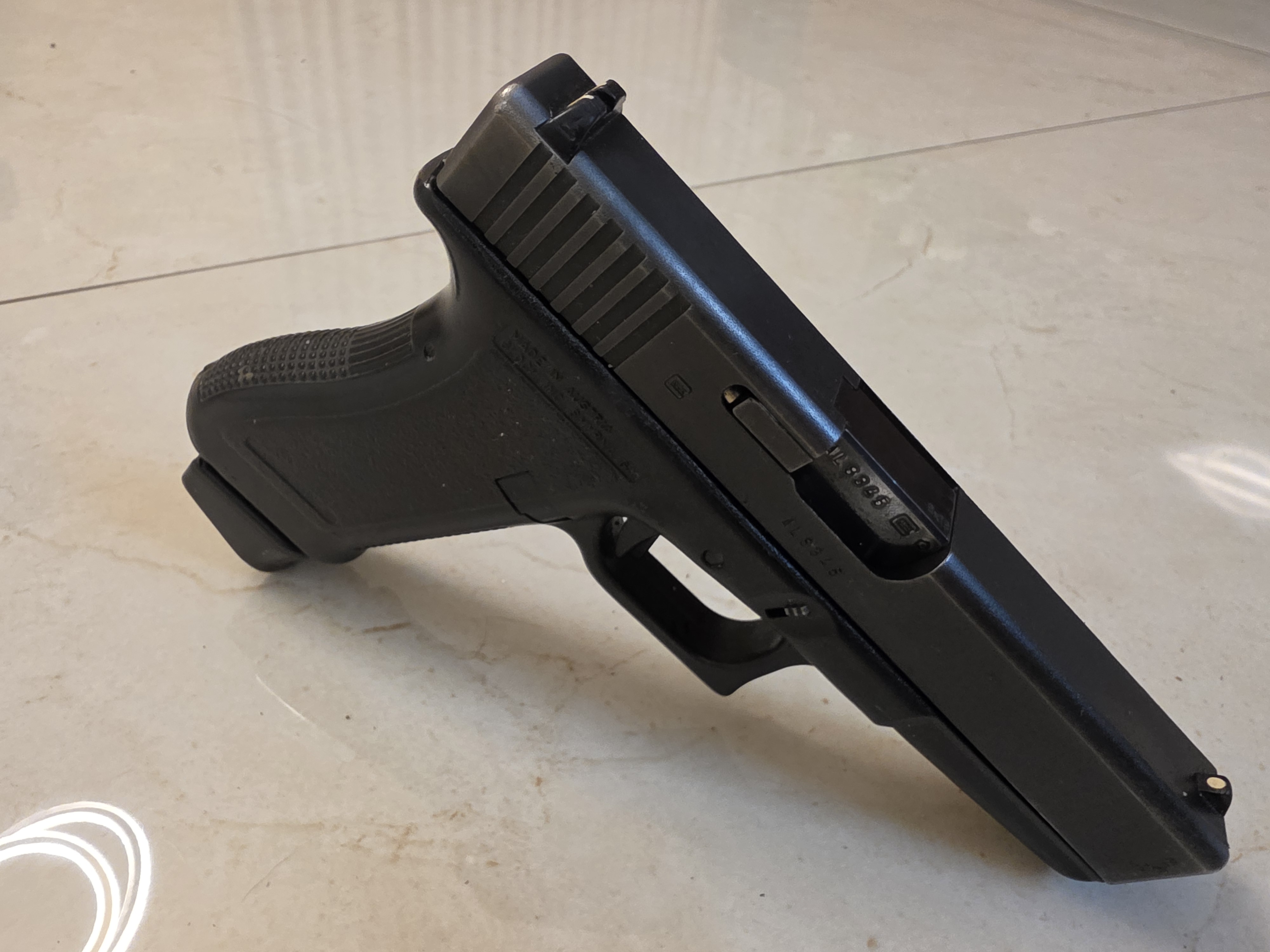 גלוק 17 דור 2 (Glock 17 Gen 2) במצב מכאני מעולה – שמור ביותר + שתי מחסניות 5
