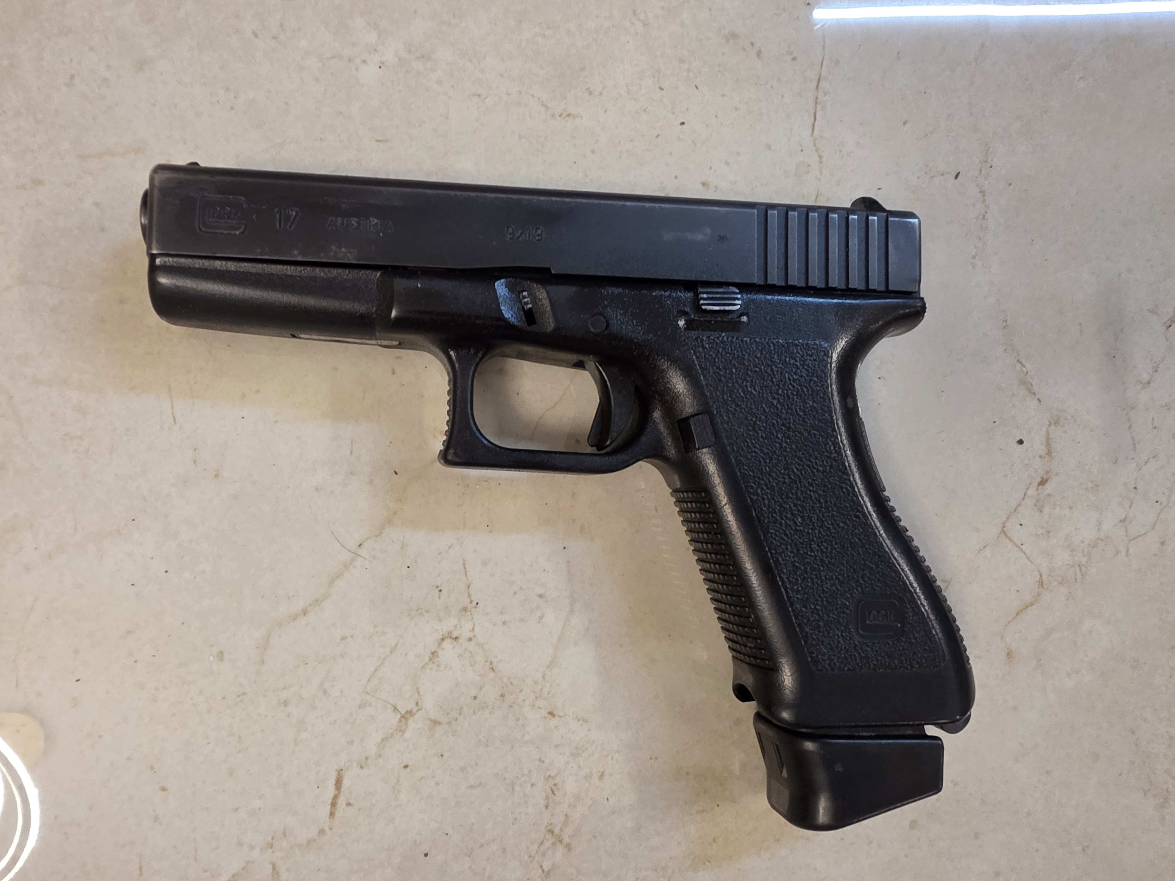 גלוק 17 דור 2 (Glock 17 Gen 2) במצב מכאני מעולה – שמור ביותר + שתי מחסניות