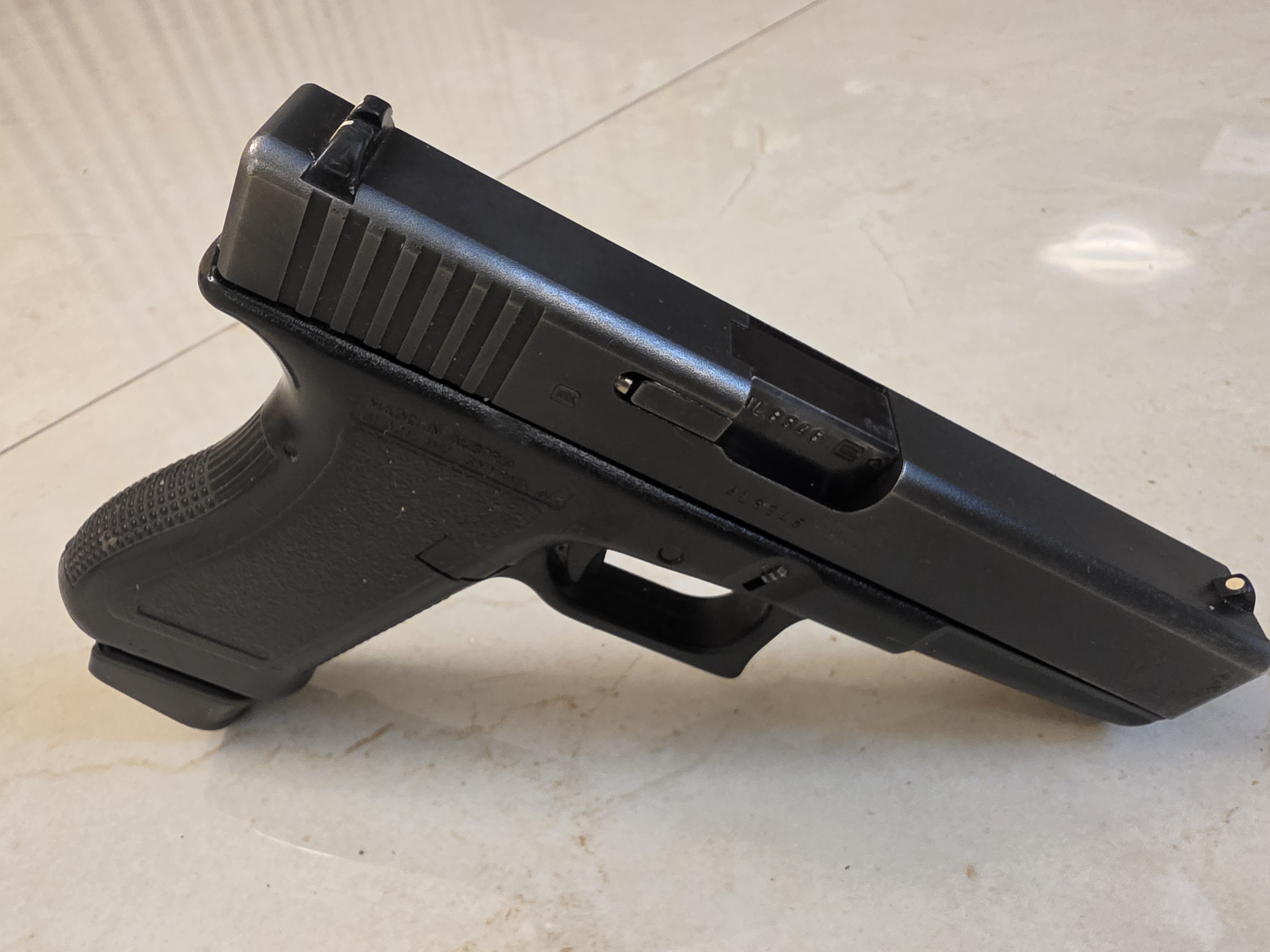 גלוק 17 דור 2 (Glock 17 Gen 2) במצב מכאני מעולה – שמור ביותר + שתי מחסניות 3