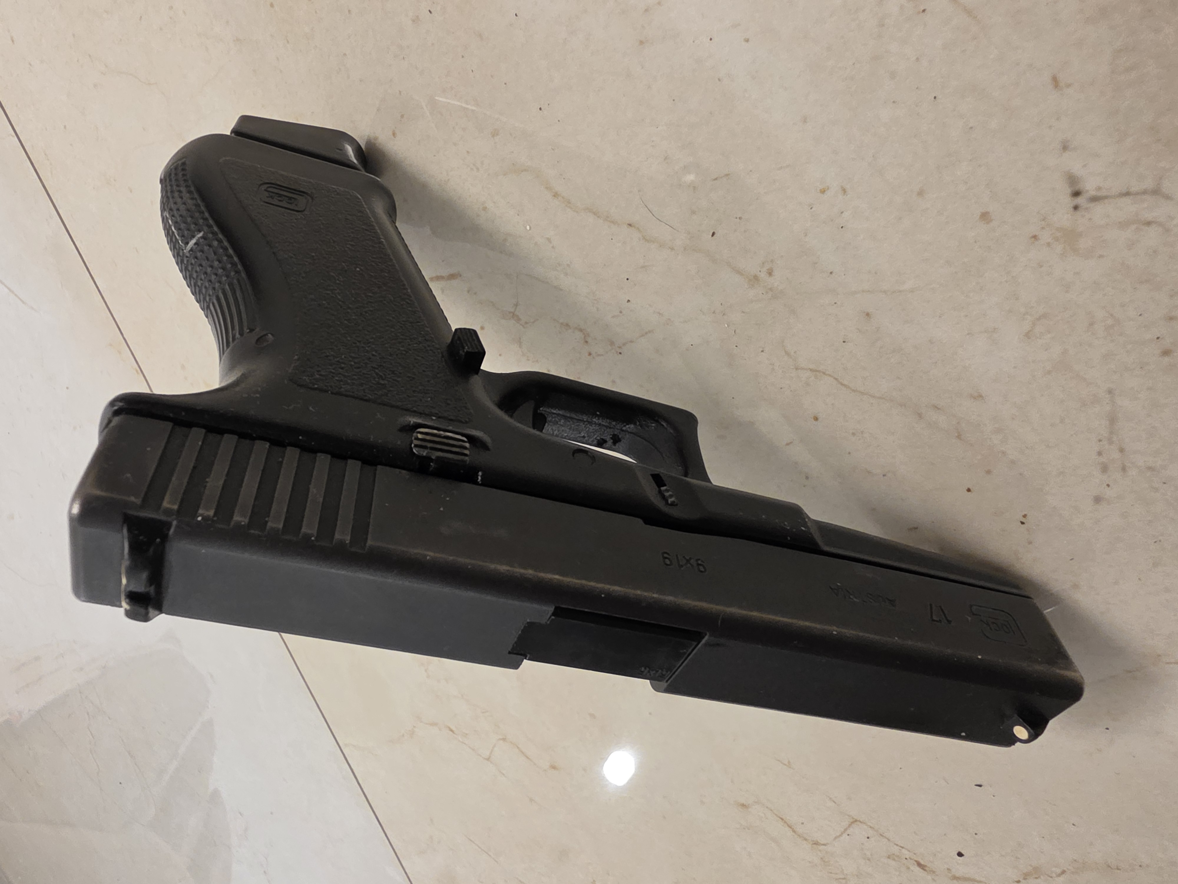 גלוק 17 דור 2 (Glock 17 Gen 2) במצב מכאני מעולה – שמור ביותר + שתי מחסניות 4