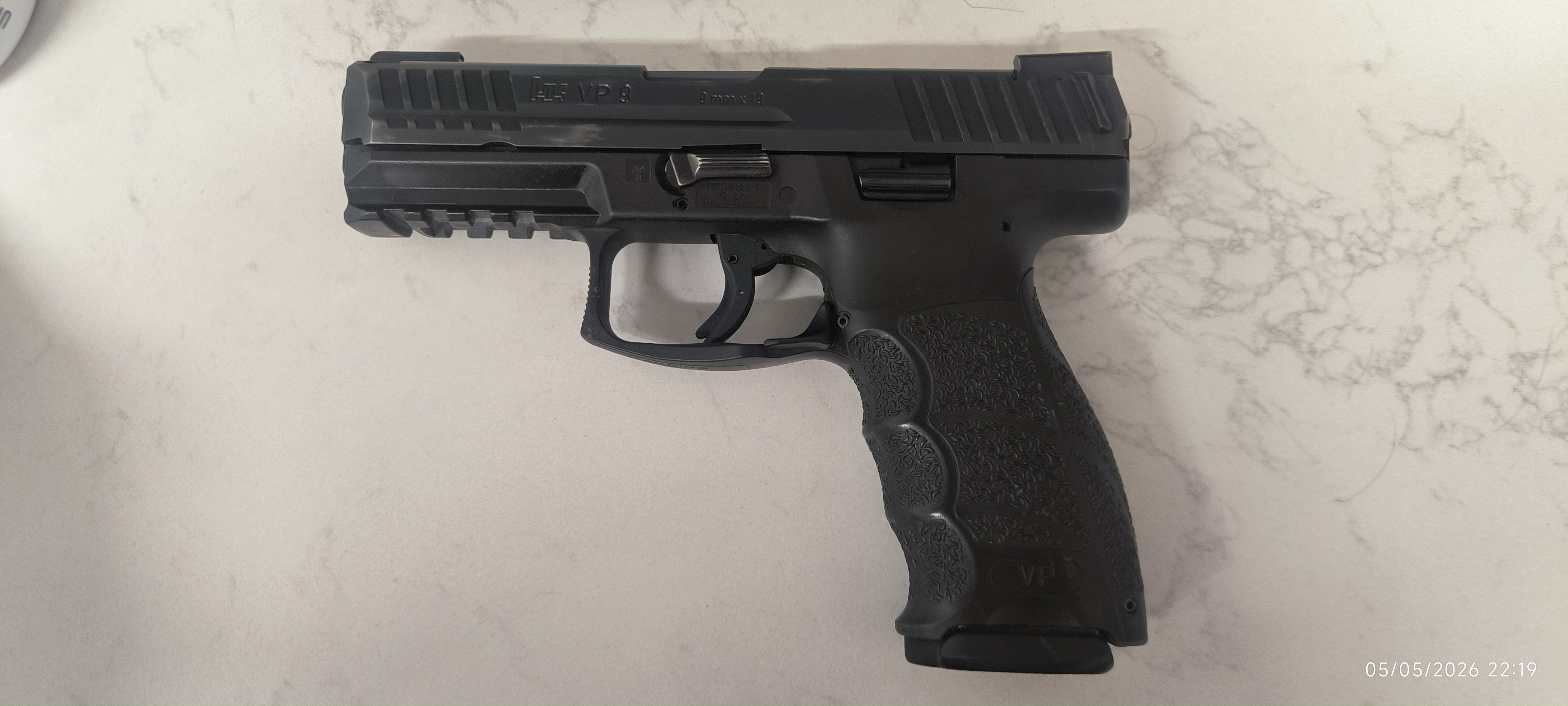 אקדח H&K VP9, מגיע עם 2 מחסניות (15 כד׳) , עם הקופסה והידיות 