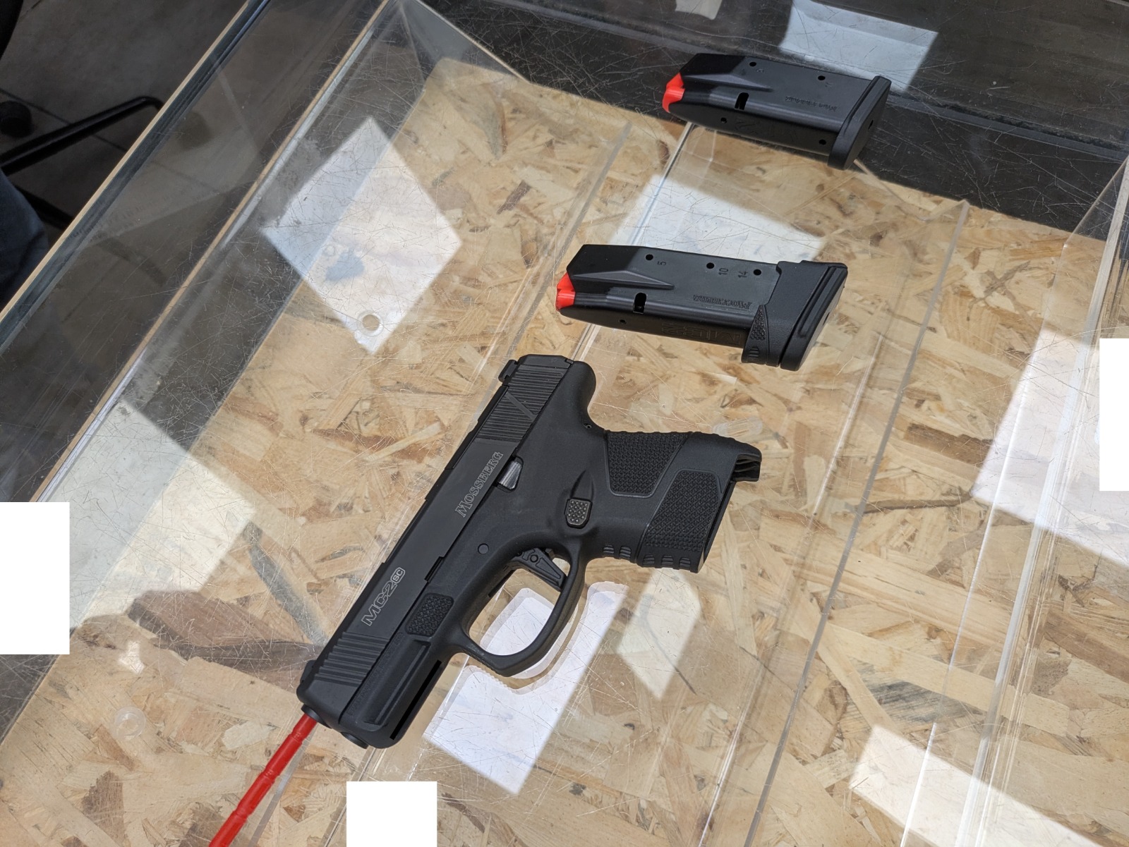 למכירה אקדח MOSSBERG במצב כחדש 2