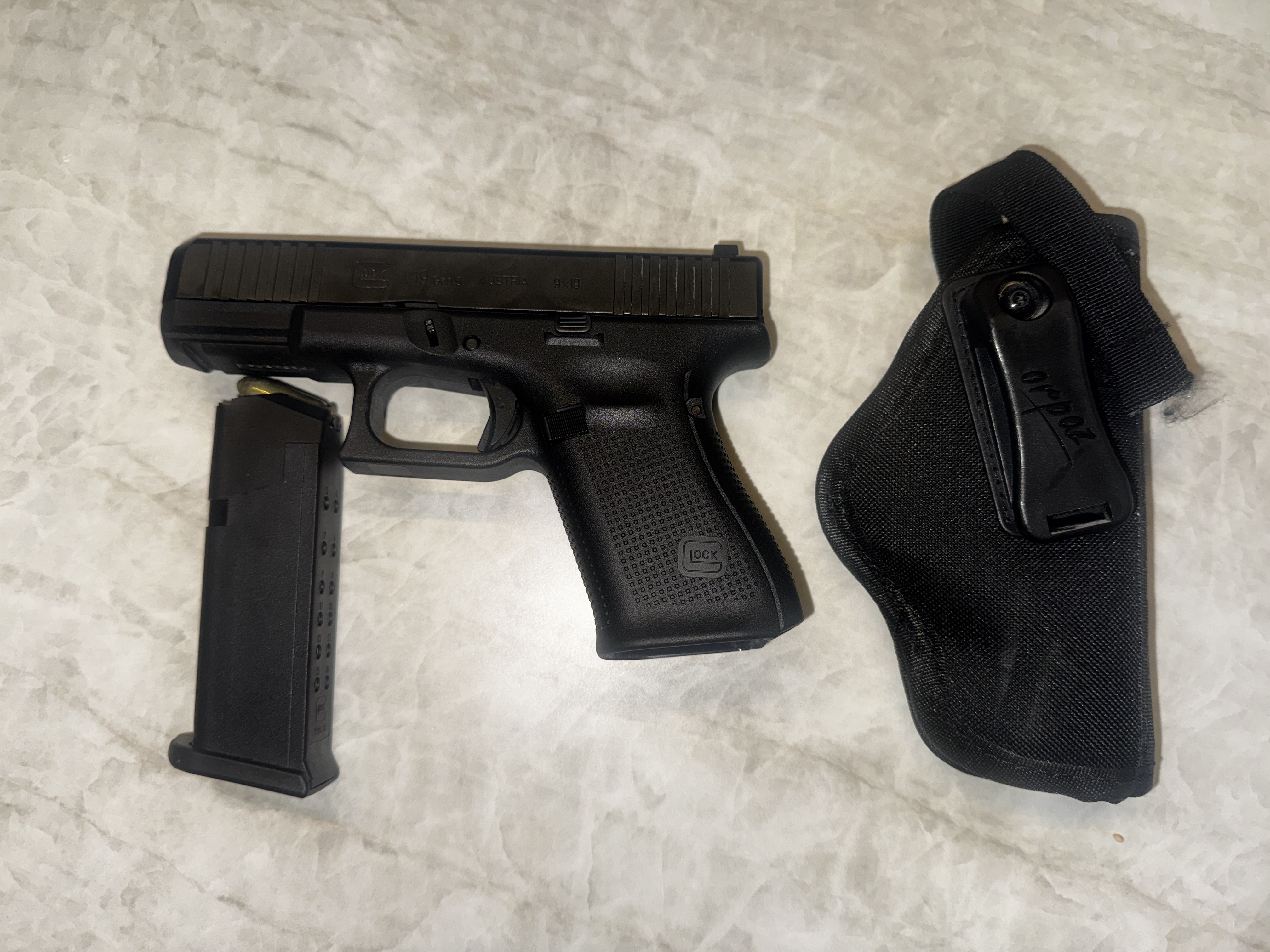 Glock 19 gen 5 במצב חדש עם 2 מחסניות  3