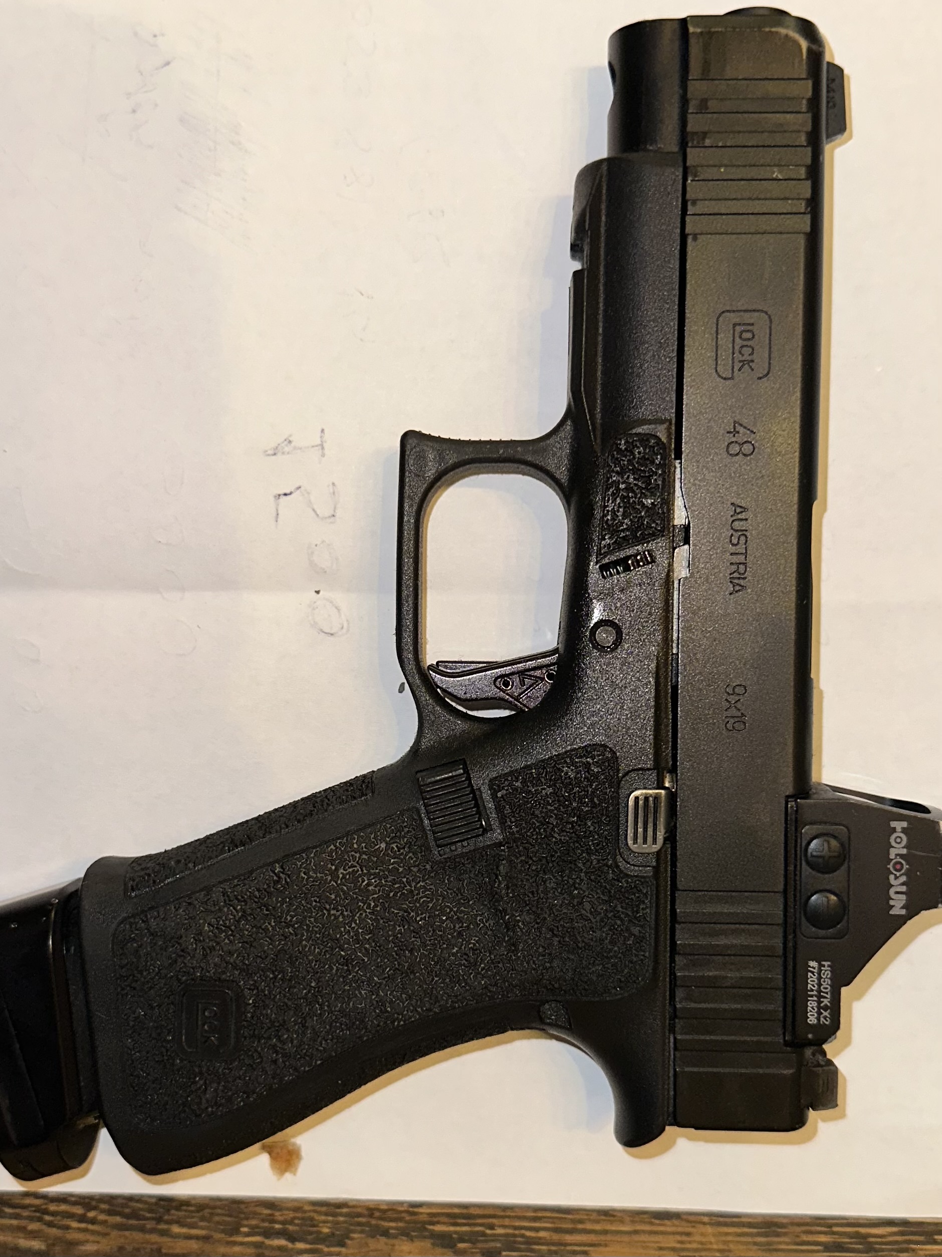 גלוק 48 מוס סלים עם הדק apex משופר וסטיפלינג בלייזר על ידית אחיזה  3