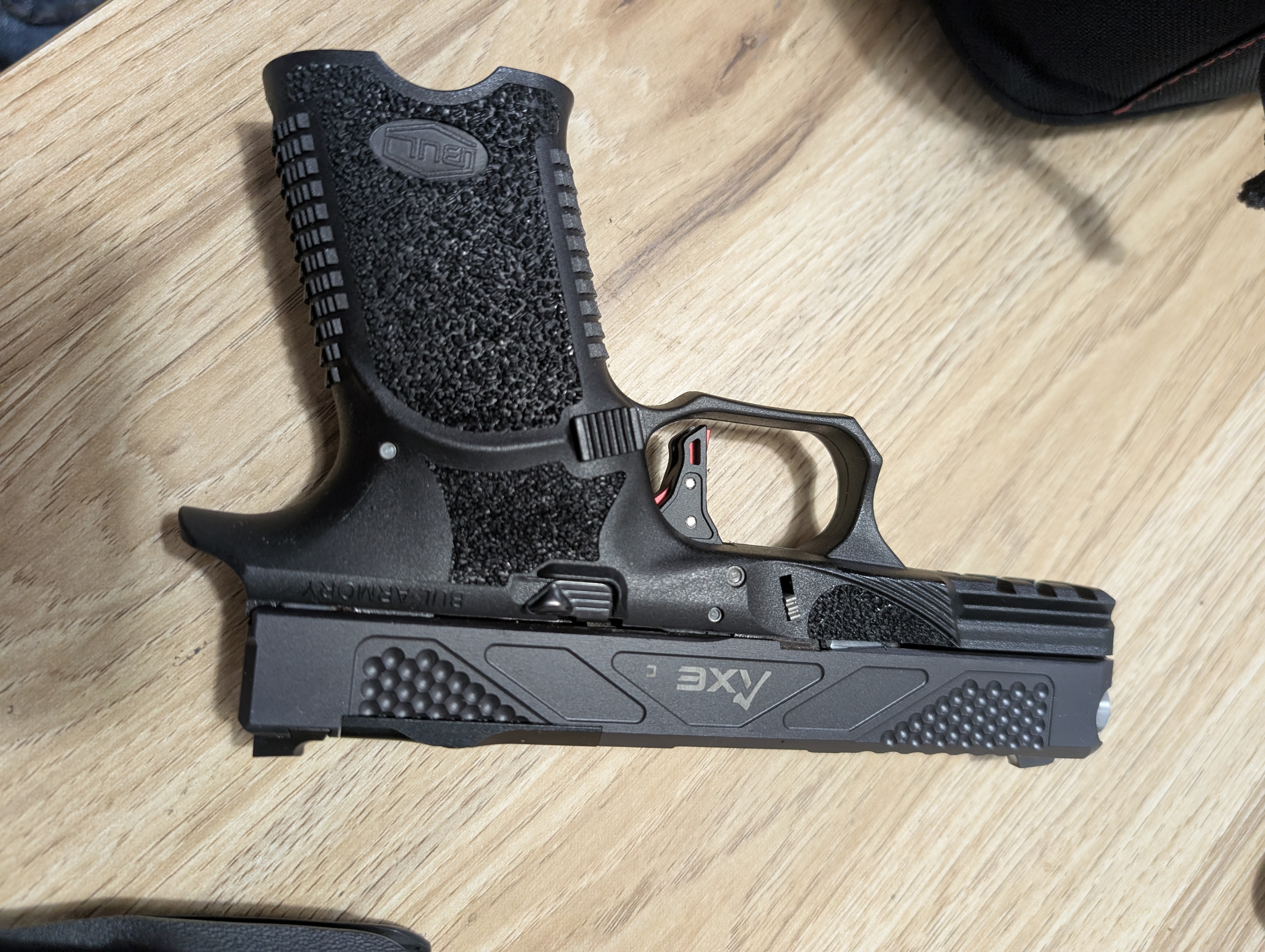 Bul Hatchet Axe C במצב חדש, מגיע עם שתי מחסניות ונרתיק 2
