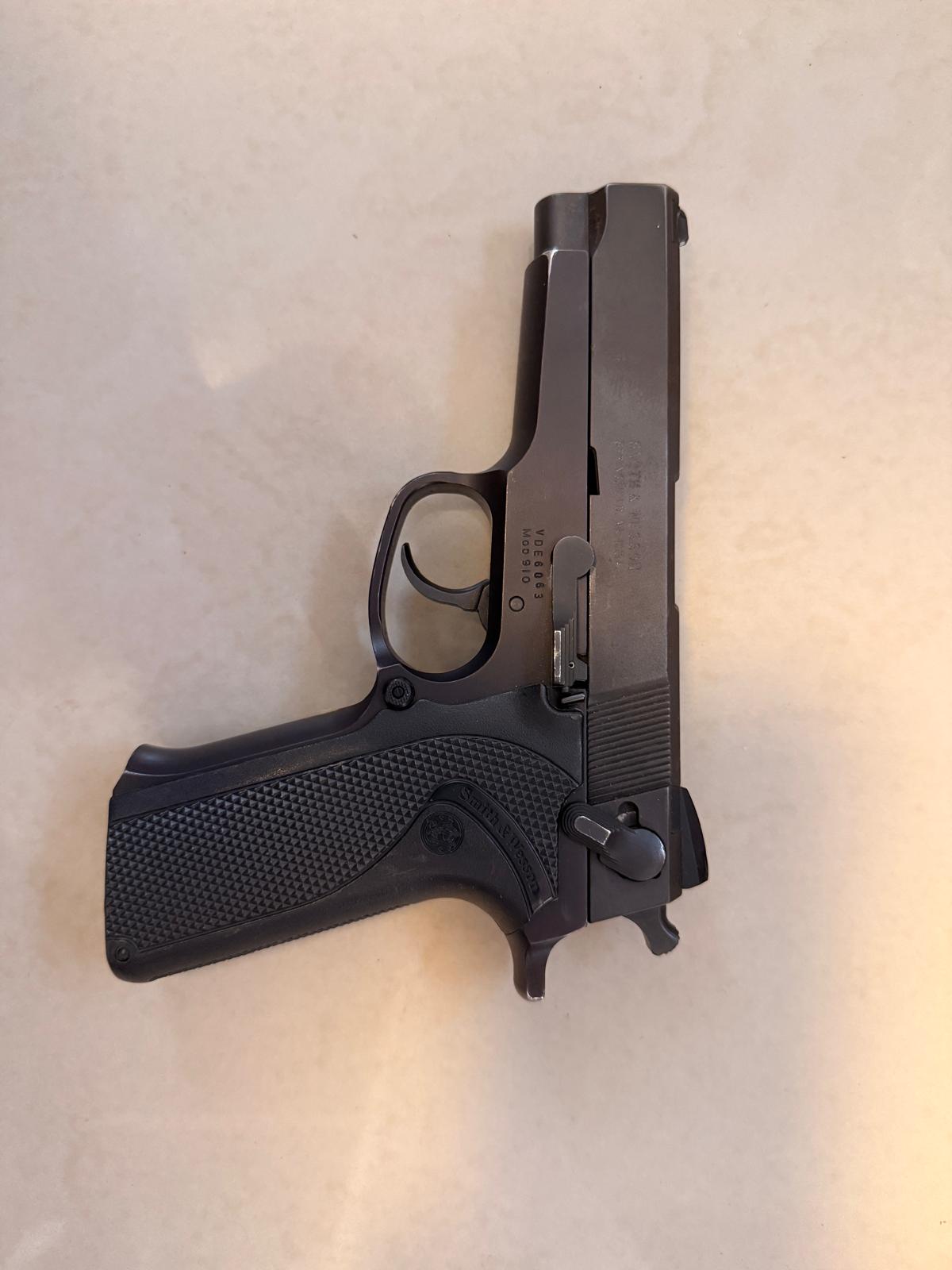 Smith & Wesson Model 910 2